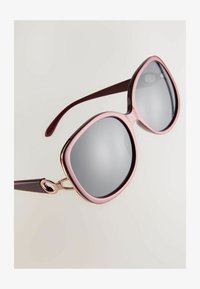 Seleccionado, maroon red