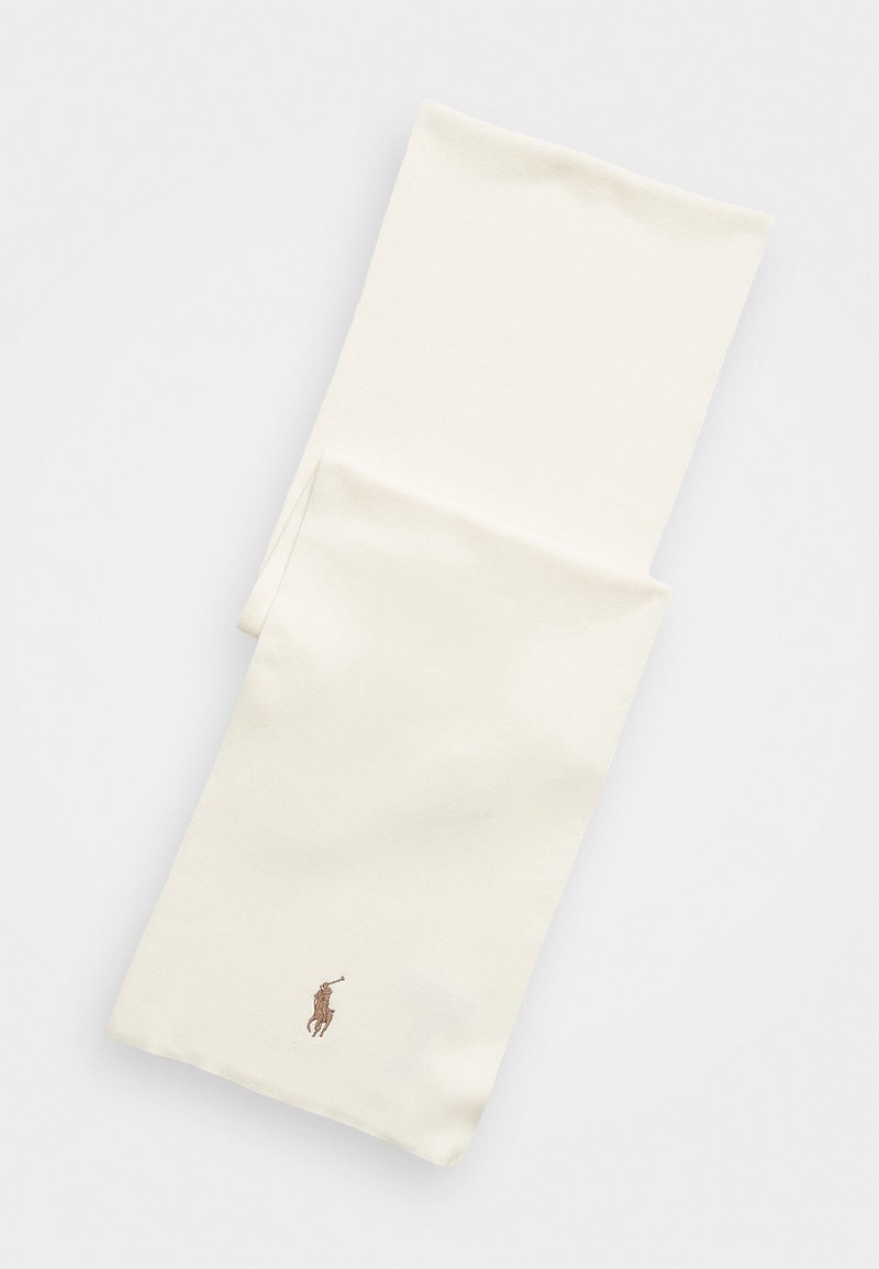 Bufanda doblada color crema con pequeño logo bordado de jugador de polo marrón cerca de un extremo sobre un fondo liso.