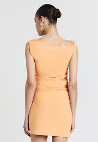 Kurzes oranges Kleid mit figurbetontem Schnitt, das einen weiten Ausschnitt und eine geraffte Textur an der Taille aufweist. Glattes, leichtes Material.
