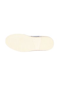 Calzature con suola in gomma dalla superficie texturizzata color crema, con una tomaia blu caratterizzata da un design intrecciato e un dettaglio di branding discreto.