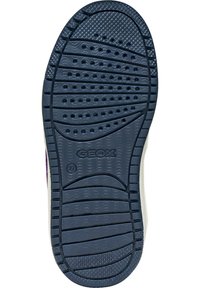 Suela de zapato con un caucho texturizado azul marino que presenta agujeros de aire circulares, surcos diagonales y bordes reforzados; marcada con "GEOX" y talla 27.