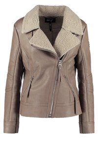 Veste en faux cuir marron avec un col en shearling, devant zippé et poches latérales. Présente une silhouette ajustée et des coutures détaillées.