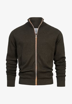 Dundi kötött, sötétzöld kardigán magas gallérral, teljes cipzárral és kontrasztos narancssárga díszítéssel. A bordázott mandzsetták és alja texturált hatást adnak.