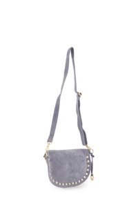 Grå ruskinds crossbody taske med en buet form, guldnitter langs kanten og en justerbar rem. Glat tekstur.
