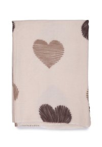 Tessuto beige morbido piegato, decorato con grandi cuori testurizzati in diverse tonalità di marrone e taupe.