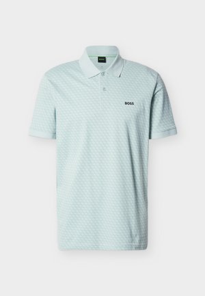 Polo azzurro chiaro con un motivo geometrico, maniche corte, colletto con bottoni e logo nero "BOSS" sul petto a sinistra.
