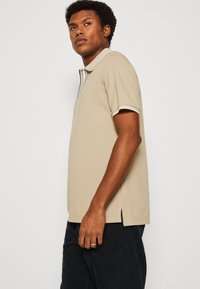 Antony Morato REGULAR FIT WITH MATT FOAM LOGO PRINT - Polo - sand