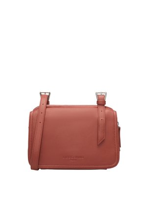 Kleine rechteckige Umhängetasche aus gedämpftem rosa Leder mit verstellbarem Schnallenriemen und Reißverschluss.