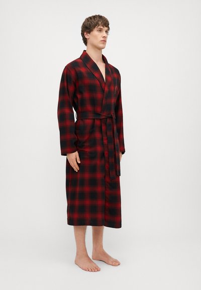 Raudonas ir juodas languotas vonios chalatas, pagamintas iš minkštos medžiagos, su ilgomis rankovėmis, juosta per liemenį ir iki kelių ilgiu.