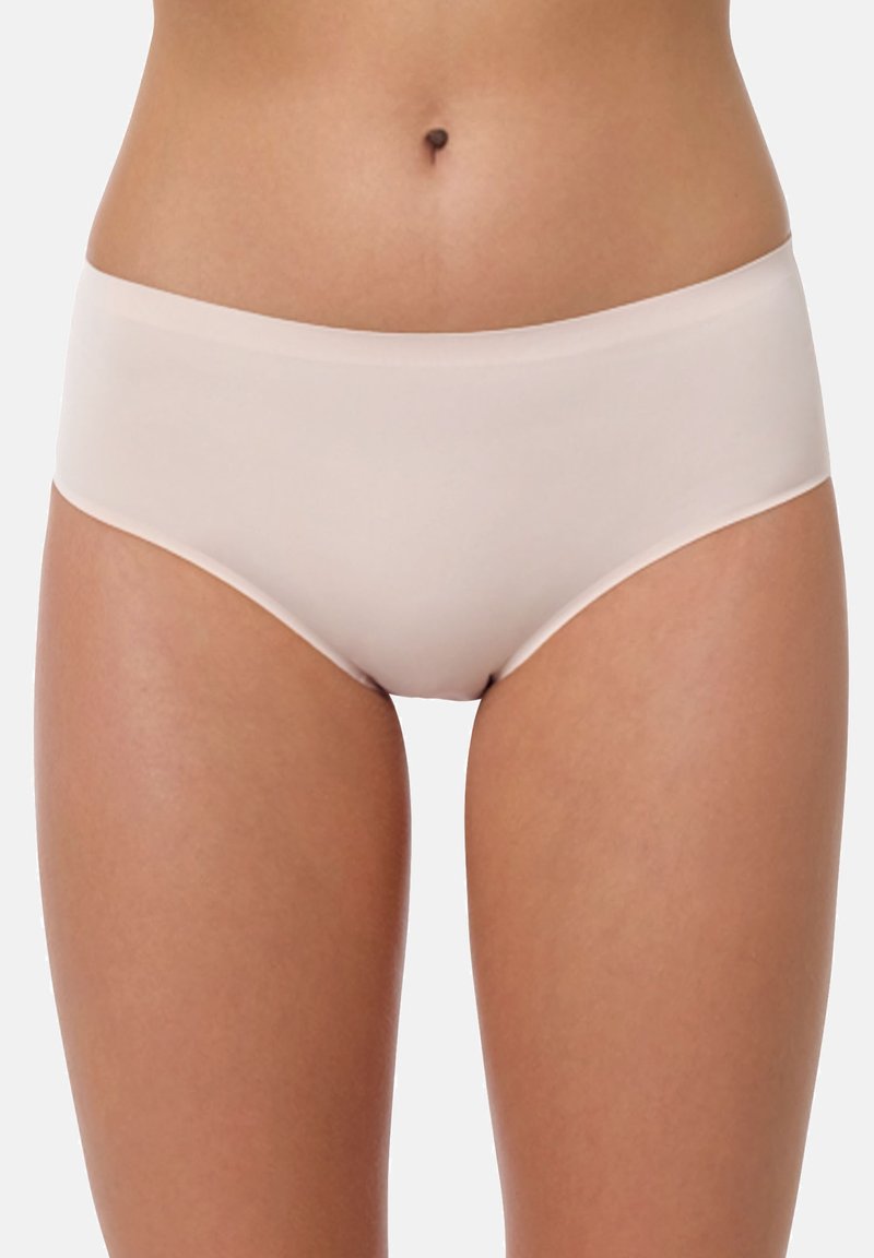 Slip hipster beige realizzato in materiale liscio e elasticizzato, con un design senza cuciture e una morbida vita, che offre un aspetto minimalista.