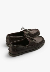 Dunkelbraune Lederschuhe mit strukturiertem Finish, offener Schnürung und braunen Akzenten. Sie verfügen über eine Gummisohle und ein kleines Markenetikett an der Seite.