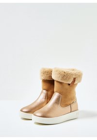 Lysebrune ankelstøvler foret med imiteret pels, med en metallisk rosaguldglans, der har en hvid gummisål og detaljer i siden.