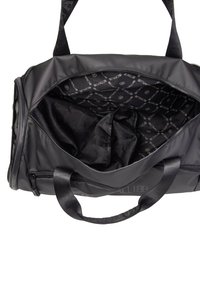 Borsa a secchiello nera con chiusura a cerniera, caratterizzata da una texture satinata e un interno foderato con un tessuto a fantasia. Due manici robusti.