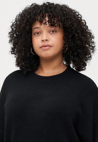 Vero Moda Curve VMCBOOM O NECK - Jumper - black
