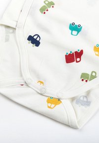 Weißer Baumwoll-Babykörperanzug mit bunten Druckmotiven von Autos und Lastwagen in Blau, Grün, Rot und Gelb. Mit Druckknopfverschluss.