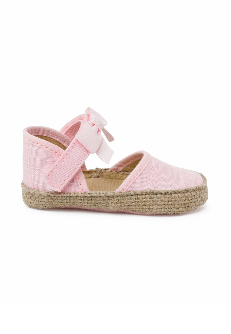 Espadrille de tela rosa con detalle de lazo, diseño abierto y suela de yute trenzado. Punta redondeada y correa para el tobillo con cierre de gancho y bucle.
