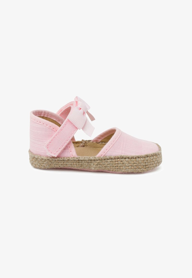 Espadrille de tela rosa con detalle de lazo, diseño abierto y suela de yute trenzado. Punta redondeada y correa para el tobillo con cierre de gancho y bucle.