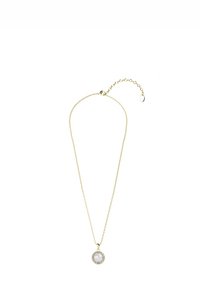 Collana in tono oro con un pendente circolare che presenta una pietra bianca incastonata in una cornice scintillante di pietre. Lunghezza della catena regolabile.