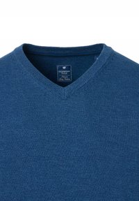 Sweter z dekoltem w serek w ciemnoniebieskim kolorze, wykonany z fakturowanej tkaniny. Metka informuje "REDMOND Casual" dla autentycznej odzieży codziennej. Prosty design.