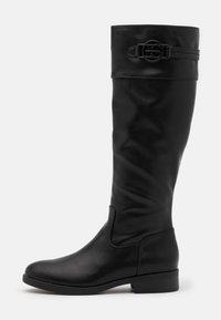 Botas de cuero negras hasta la rodilla que presentan una puntera redonda, un tacón plano y una hebilla de metal decorativa en la parte superior del eje. Textura suave en toda la superficie.