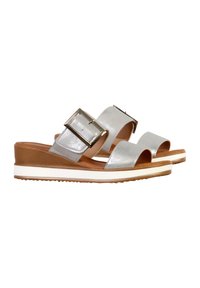 Sandalias deslizantes plateadas con una tira ancha que presenta una gran hebilla metálica, tacón bajo y una suela blanco crema con agarre texturizado.