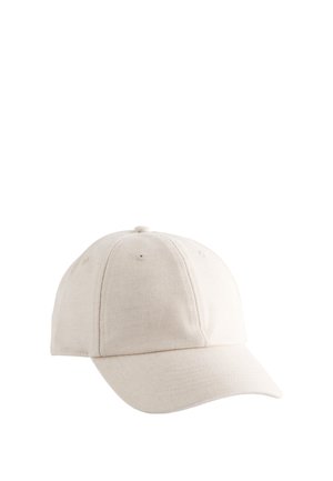 Casquette de baseball beige en coton avec visière incurvée et panneaux cousus sur fond blanc.