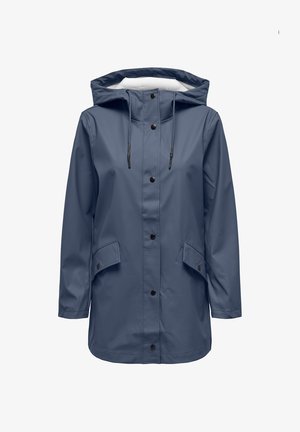 Blauwe waterdichte regenjas met capuchon, voorzijde met drukknopen, verstelbare trekkoord en twee klepzakken aan de voorkant, afgebeeld tegen een witte achtergrond.