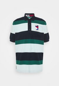 Polo-shirt à manches courtes avec des rayures horizontales vert foncé, bleu marine et bleu clair, col à boutons et écusson multicolore sur la poitrine.
