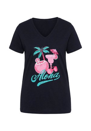 T-shirt noir à col en V avec des boissons tropicales roses, un palmier, des lunettes de soleil et le texte "Aloha" en vert sarcelle sur le devant.