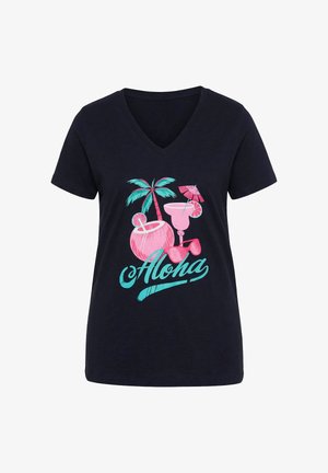 Schwarzes V-Ausschnitt-T-Shirt mit pinkfarbenen tropischen Getränken, Palme, Sonnenbrille und türkisfarbenem "Aloha"-Text auf der Vorderseite.