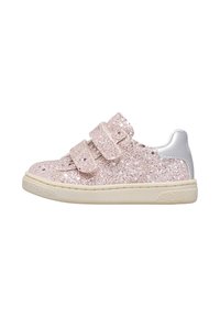 Zapatilla baja para niña con parte superior de purpurina rosa, dos tiras de velcro, suela beige y parche plateado en el talón, mostrada en perfil lateral.
