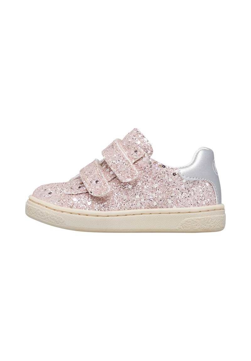 Zapatilla baja para niña con parte superior de purpurina rosa, dos tiras de velcro, suela beige y parche plateado en el talón, mostrada en perfil lateral.