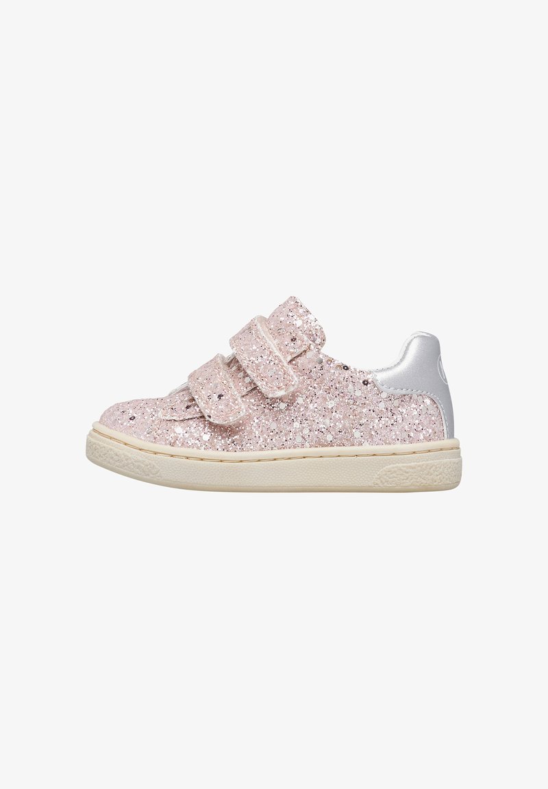 Zapatilla baja para niña con parte superior de purpurina rosa, dos tiras de velcro, suela beige y parche plateado en el talón, mostrada en perfil lateral.