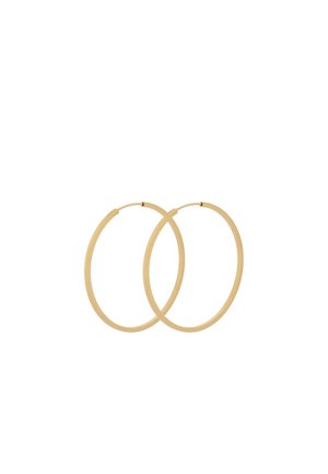 Par de pendientes de aro delgados y lisos de oro con cierres de broche, exhibidos sobre un fondo blanco.