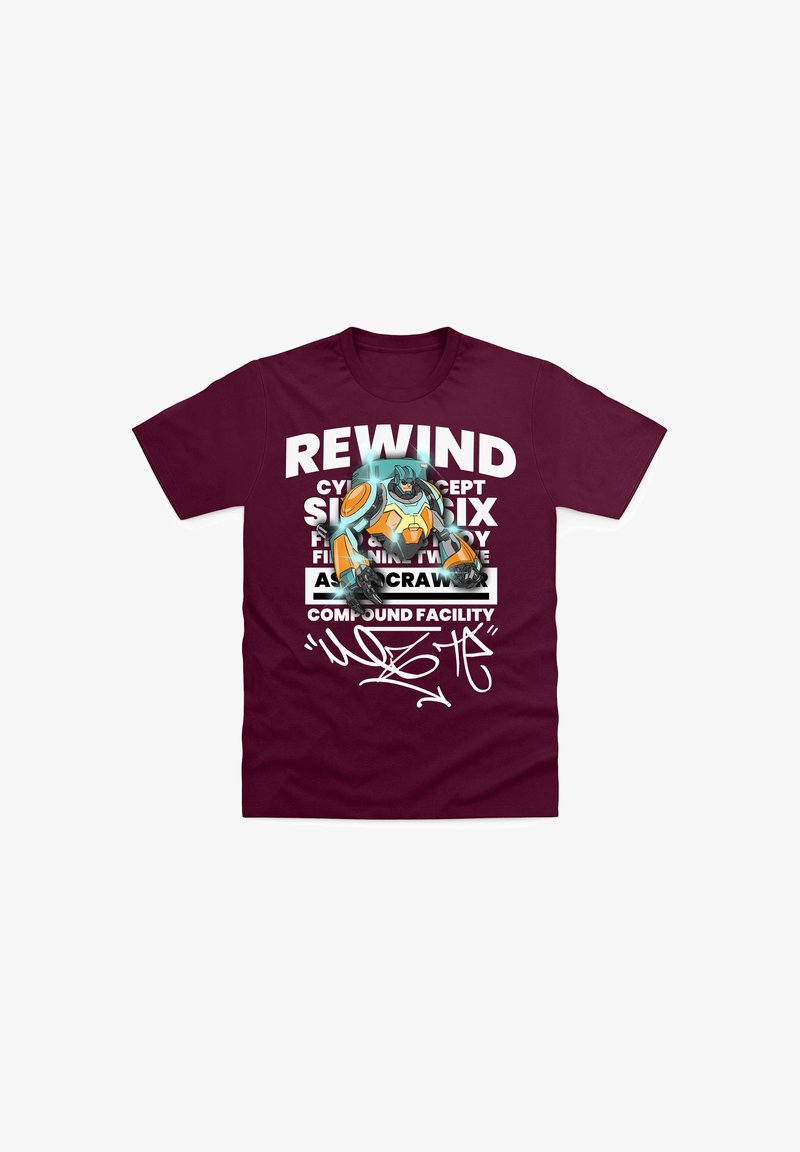 Vínová bavlněná trička s grafickým designem s nápisem "REWIND" a ilustrací robotického charakteru, doplněné bílým textem a podpisem.