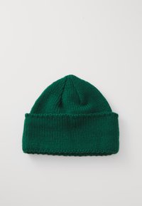 Căciulă tricotată verde cu bordură pliată, realizată din fire texturate. Prezintă un vârf conic și detalii ribbed pe margine.
