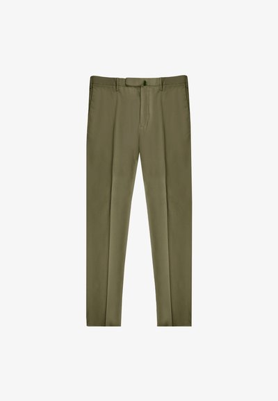 Pantalones de vestir color caqui con una textura suave, corte recto y cierre de cremallera en la parte frontal. Presentan un sutil acento verde en la cinturilla.
