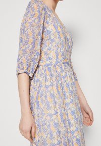 Second Female Robe de jour - multi-coloured
