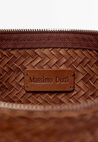Braune gewebte Lederhülle mit einer glatten Textur, ausgestattet mit einem Metallreißverschluss und einem rechteckigen Anhänger mit der Prägung "Massimo Dutti."