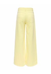 Pantalon large taille haute jaune avec deux poches arrière et passants pour ceinture, vu de dos sur fond blanc.