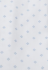 Witte stof met een fijn, herhalend patroon van kleine blauwe kruisen. De textuur lijkt glad en gelijkmatig, geschikt voor verschillende textieltoepassingen.