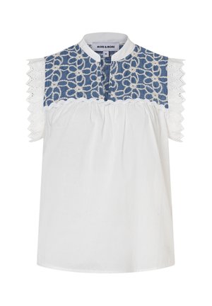 Ärmellose weiße Bluse mit blauem Häkel-Blumenjoke und gezacktem Lochspitzenbesatz an Schultern und rundem Halsausschnitt.