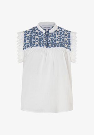 Ärmellose weiße Bluse mit blauem Häkel-Blumenjoke und gezacktem Lochspitzenbesatz an Schultern und rundem Halsausschnitt.