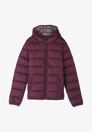 Chaqueta de plumas burdeos con capucha, frente con cremallera, diseño acolchado horizontal, bolsillos laterales y forro interior suave. Las telas parecen ligeras y aislantes.