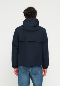 Μπλε ναυτικό μπουφάν με κουκούλα, με κομψό σχεδιασμό, διαθέτει πτερύγιο στην πλάτη, ελαστικά μανίκια και ελαφριά, λεία υφή.