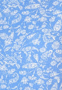 Tejido de color azul claro con un patrón floral en blanco, con diseños intrincados de flores y hojas, junto con pequeños detalles punteados.