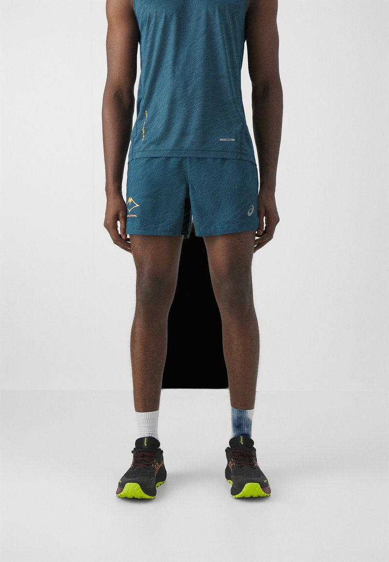 ASICS - FUJITRAIL ALL OVER PRINT SHORT MEN - Träningsshorts - magnetic blue/performance black, Förstora