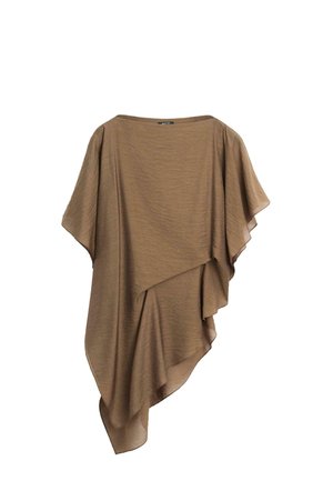 Brun asymmetrisk poncho med løs pasform og lag-på-lag draperet stof, korte ærmer og bådformet udskæring.