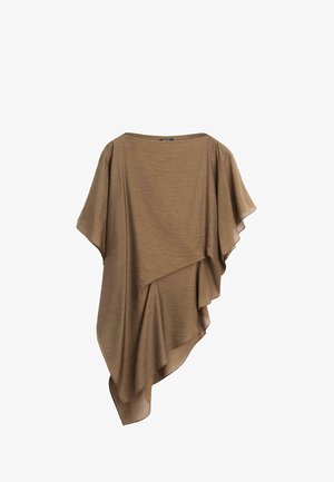 Brun asymmetrisk poncho med løs pasform og lag-på-lag draperet stof, korte ærmer og bådformet udskæring.