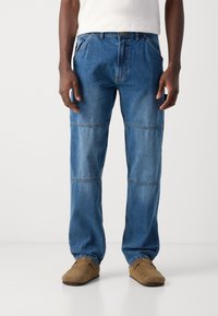 Lys blå denim jeans med en avslappet passform, med lappepaneler, et klassisk fem-lomme design og broderte detaljer.